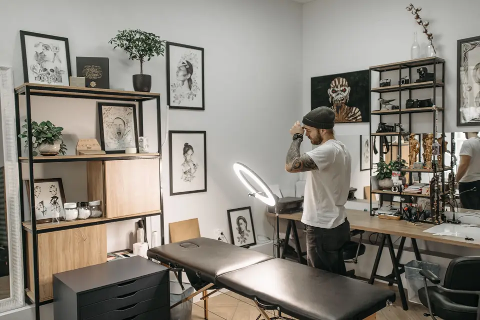 Puesto de trabajo del estudio (foto de banco)