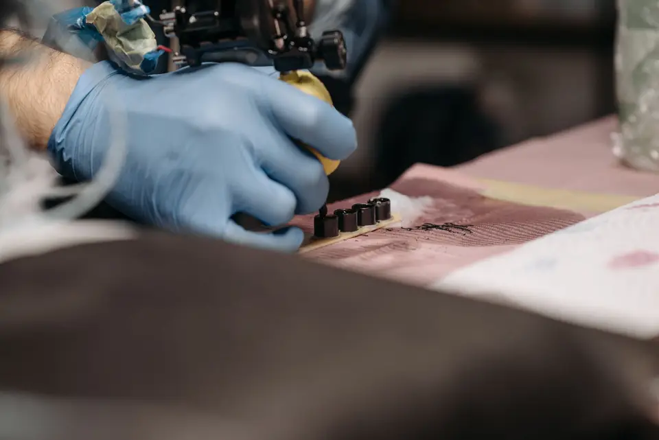 Preparando la tinta con guantes (foto de banco)